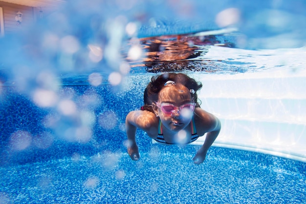 Close-up d'une fille nageant dans une piscine