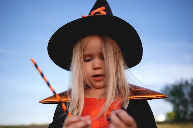 Photo close-up d'une fille portant un costume debout contre le ciel