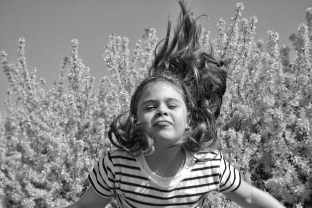 Close-up d'une fille souriante sur le terrain contre le ciel