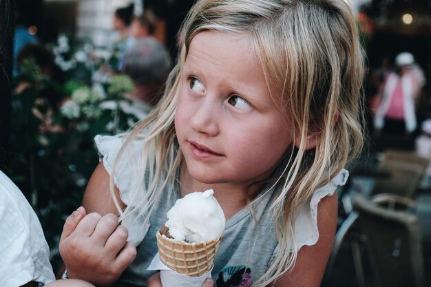 Photo close-up d'une fille tenant une crème glacée