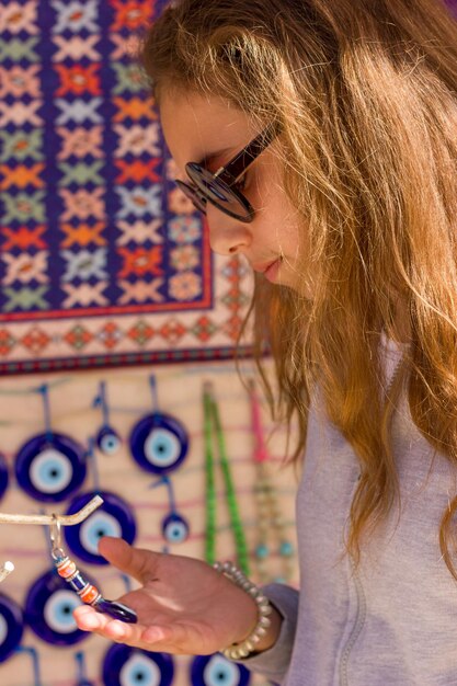 Photo close-up d'une fille tenant une décoration à l'extérieur