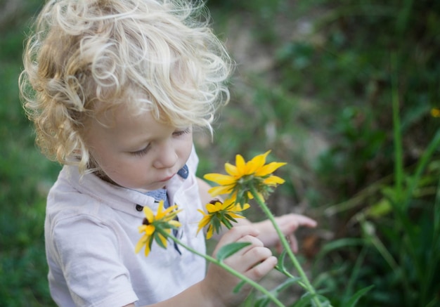 Close-up d'une fille tenant une fleur