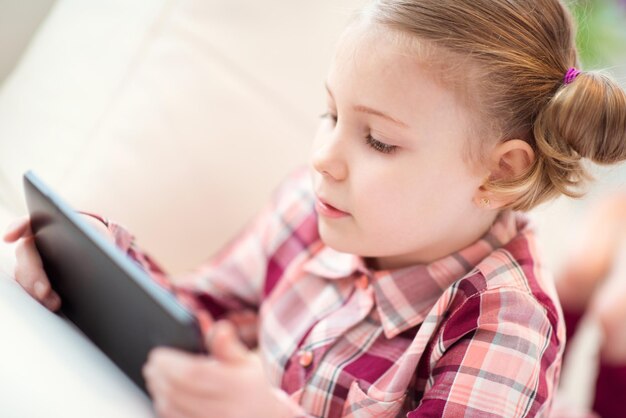 Close-up d'une fille utilisant une tablette numérique