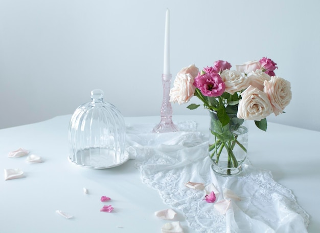 Close-up de fleurs blanches sur la table