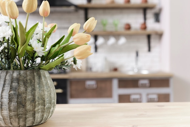 Close-up flower decoration sur table dans la cuisine moderne