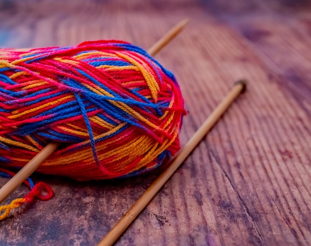 Photo close-up et focalisation sélective sur une boule de fil de tricot multicolore