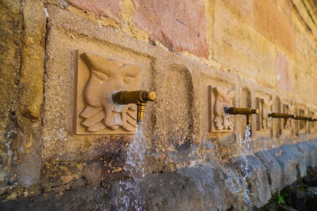 Close-up d'une fontaine à 8 tuyaux à Ronda en Andalousie en Espagne