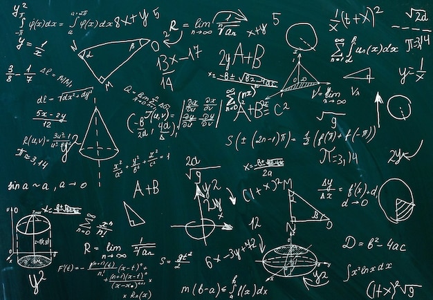 Close up de formules mathématiques sur un tableau noir