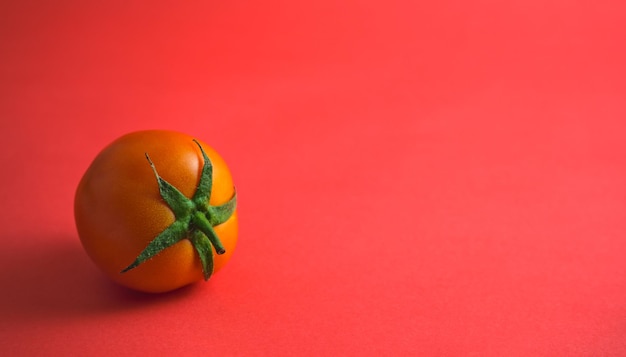 Photo close-up de fraise sur fond rouge