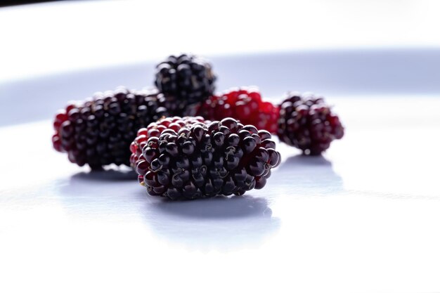 Photo close-up d'une fraise sur table sur un fond blanc