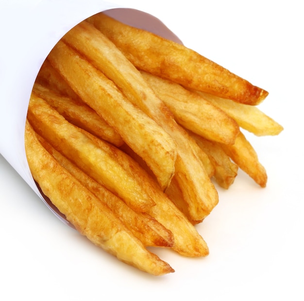 Close up de frites sur fond blanc