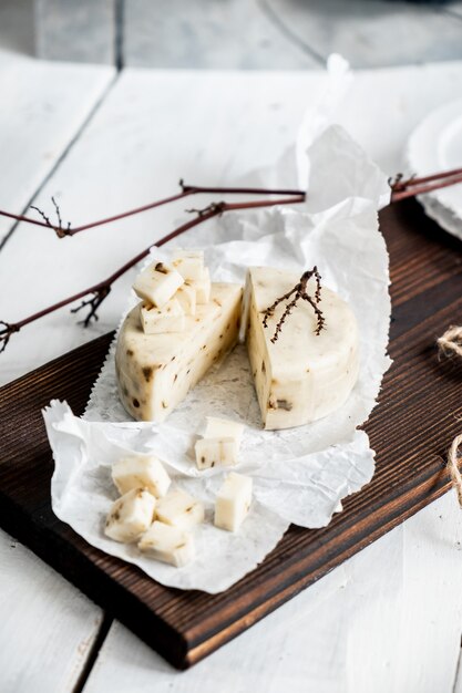 Close up de fromage Caciotta Al Tartufo sur une planche de bois