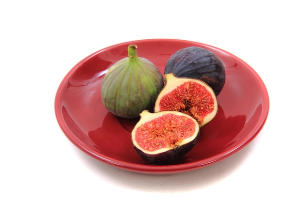 Close-up de fruits dans une assiette sur un fond blanc