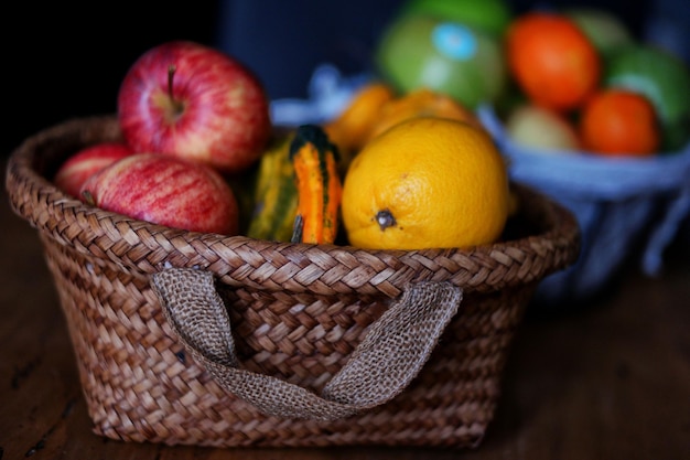 Close-up de fruits dans un panier sur la table