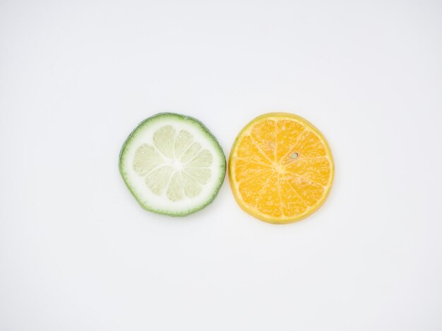 Photo close-up des fruits sur un fond blanc