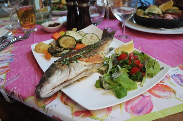 Photo close-up de fruits de mer et de salade sur la table