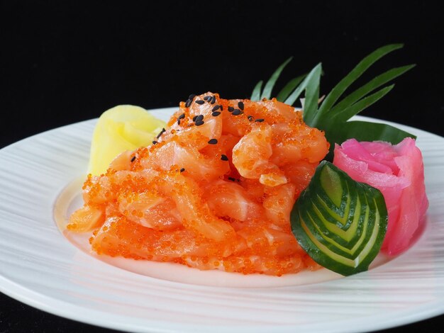 Photo close-up de fruits de mer servis dans une assiette sur un fond noir