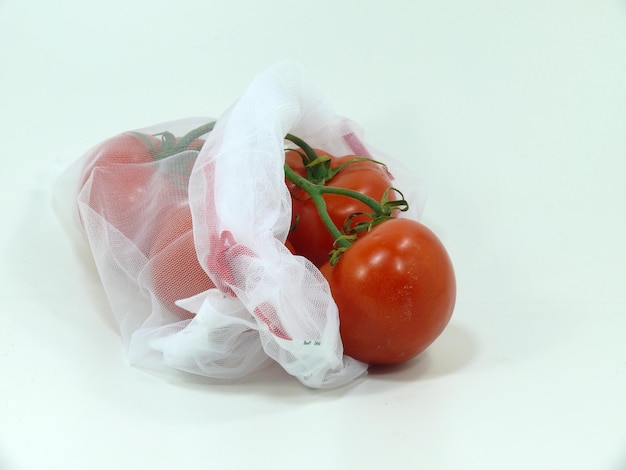 Photo close-up de fruits de tomates sur un fond blanc