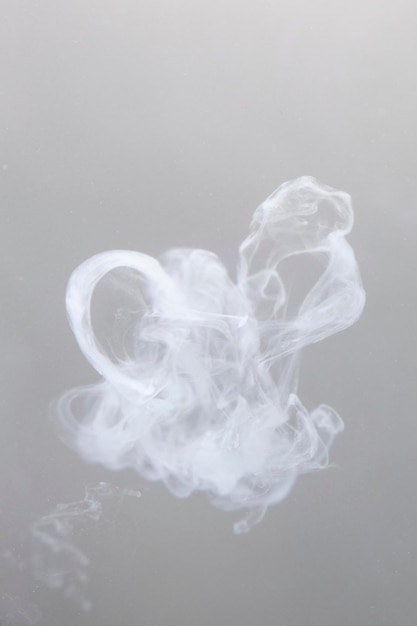 Photo close-up de la fumée sur un fond gris
