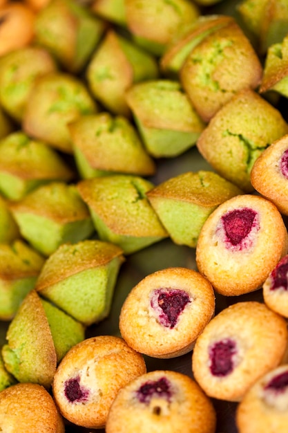 Close-up d'un gâteau appétissant français sur un stand