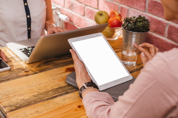 Close up girl holding tablet alors qu&#39;il travaillait au bureau