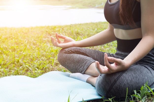 Close-up girl, pratiquer le yoga sur l&#39;herbe