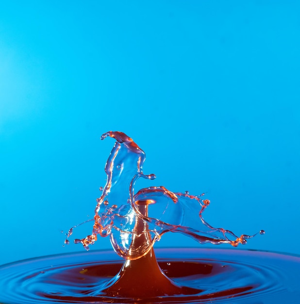 Close-up d'une goutte d'eau sur fond bleu