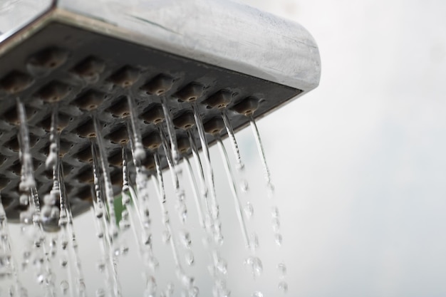 Close up de gouttes d'eau d'une douche