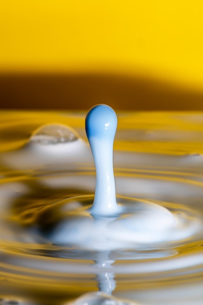 Photo close-up de gouttes d'eau sur verre sur un fond blanc