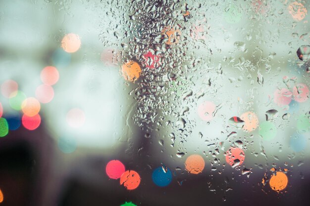 Close-up de gouttes de pluie sur une fenêtre en verre