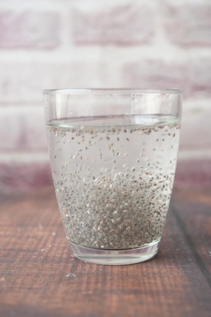 Close up de graines de chia dans un verre d'eau