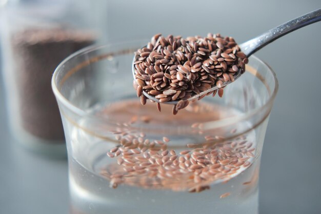 Close up de graines de chia dans un verre d'eau