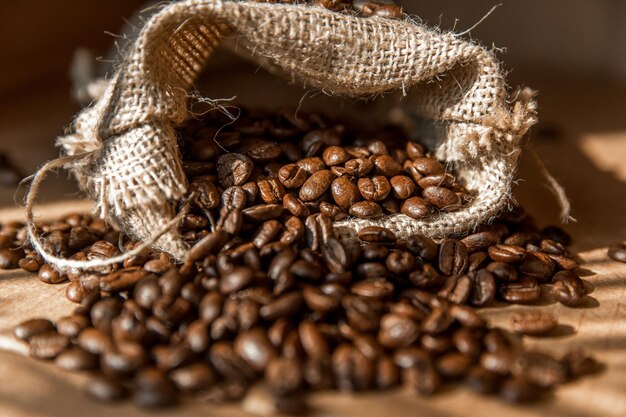 Close-up de grains de café dans un sac