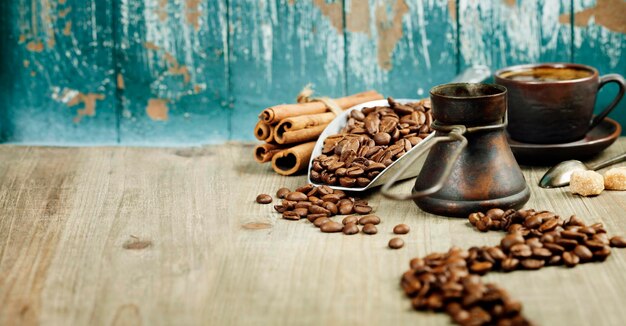 Photo close-up des grains de café sur la table