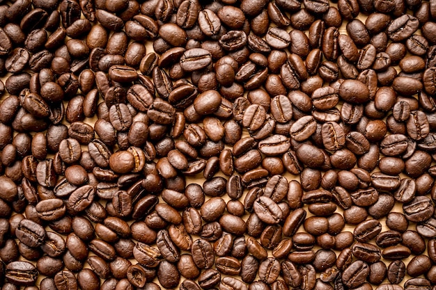 Close up de grains de café torréfiés peut être utilisé comme arrière-plan