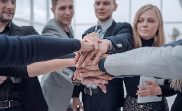 Close up groupe de jeunes employés debout en cercle