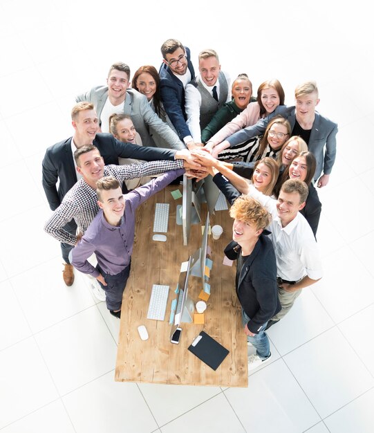 Photo close up groupe de jeunes gens d'affaires mettant leurs paumes ensemble