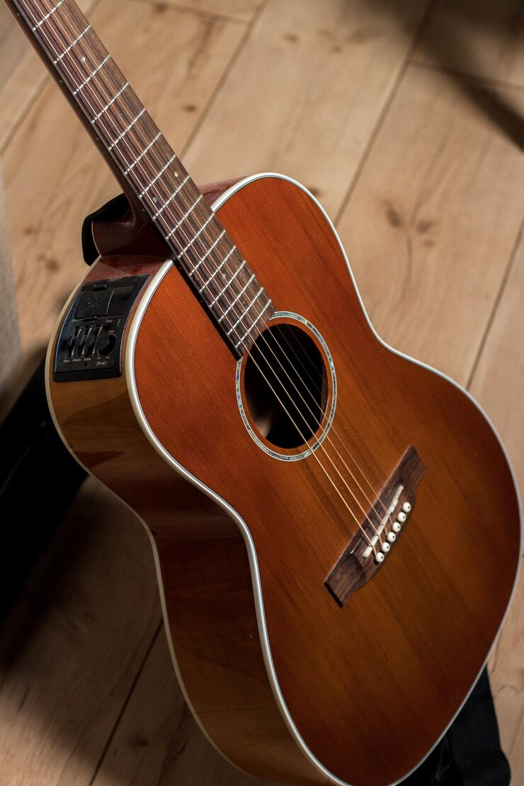 Photo close-up d'une guitare sur un sol en bois dur