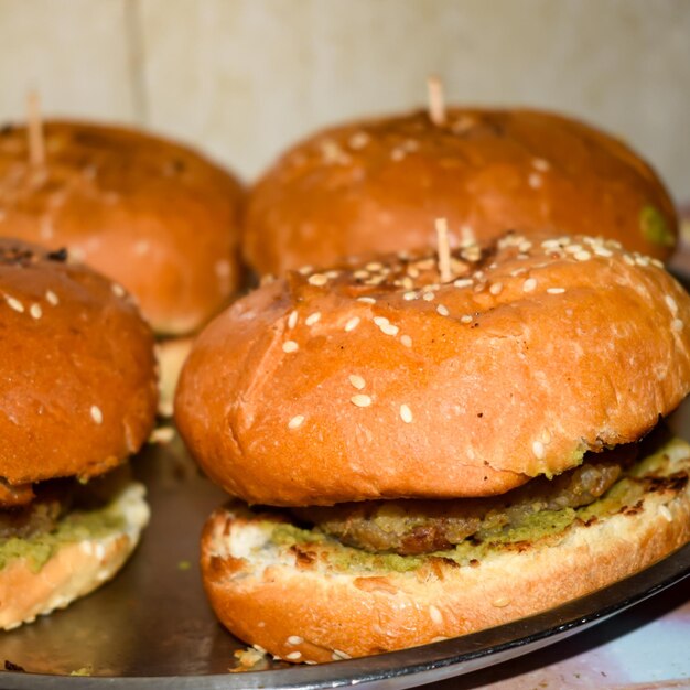 Photo close-up d'un hamburger fait maison, délicieux, grillé, fait maison, avec du fromage au bœuf et à la tomate.