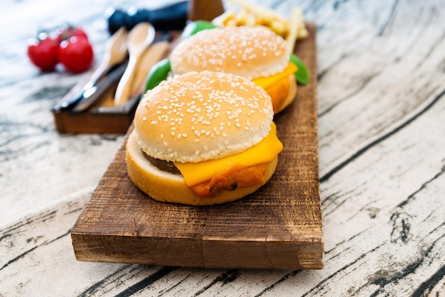 Close-up d'un hamburger sur une planche à découper