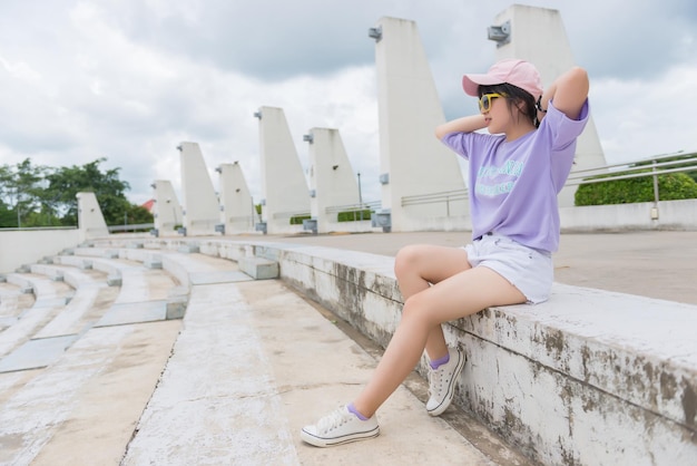 Close up hipster pose pour prendre une photo en plein air