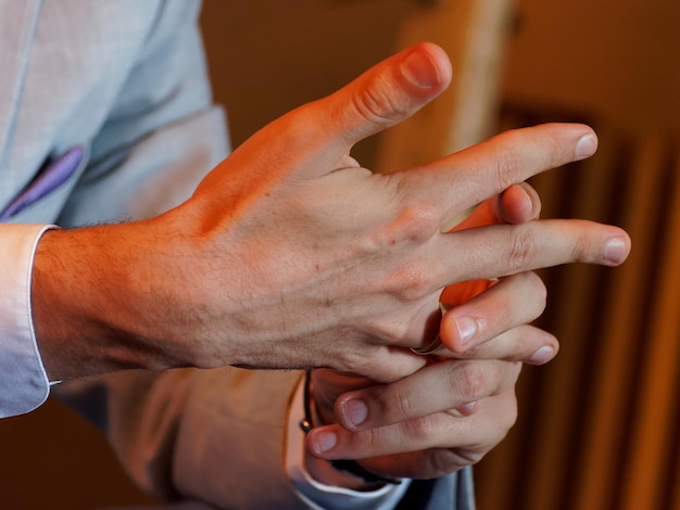 Photo close-up d'un homme d'affaires faisant des gestes au bureau