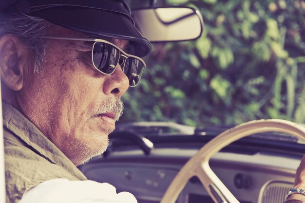 Photo close-up d'un homme âgé au volant d'une voiture