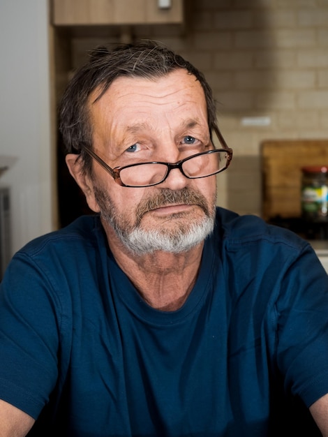 Close-up d'un homme âgé portant des lunettes