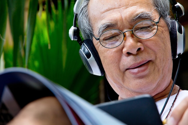 Photo close-up d'un homme âgé utilisant un smartphone