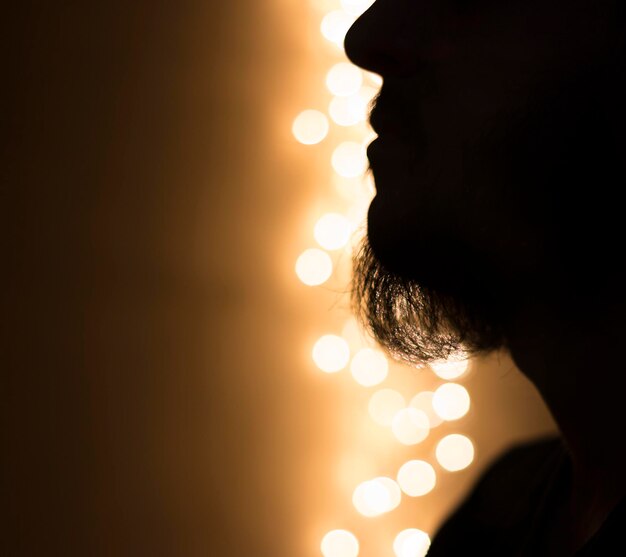 Photo close-up d'un homme barbu dans une pièce éclairée