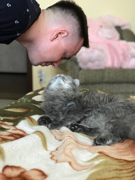 Photo close-up d'un homme avec un chien à la maison