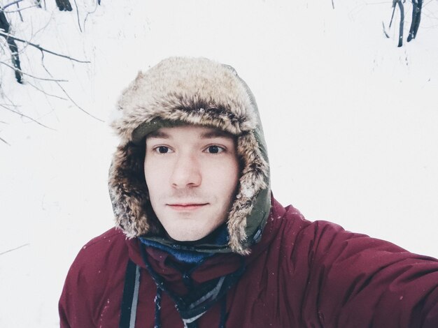 Photo close-up d'un homme debout sur un champ couvert de neige