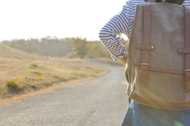 Close-up d'un homme debout sur la route contre le ciel