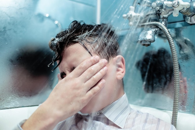 Close-up d'un homme déprimé assis dans la baignoire